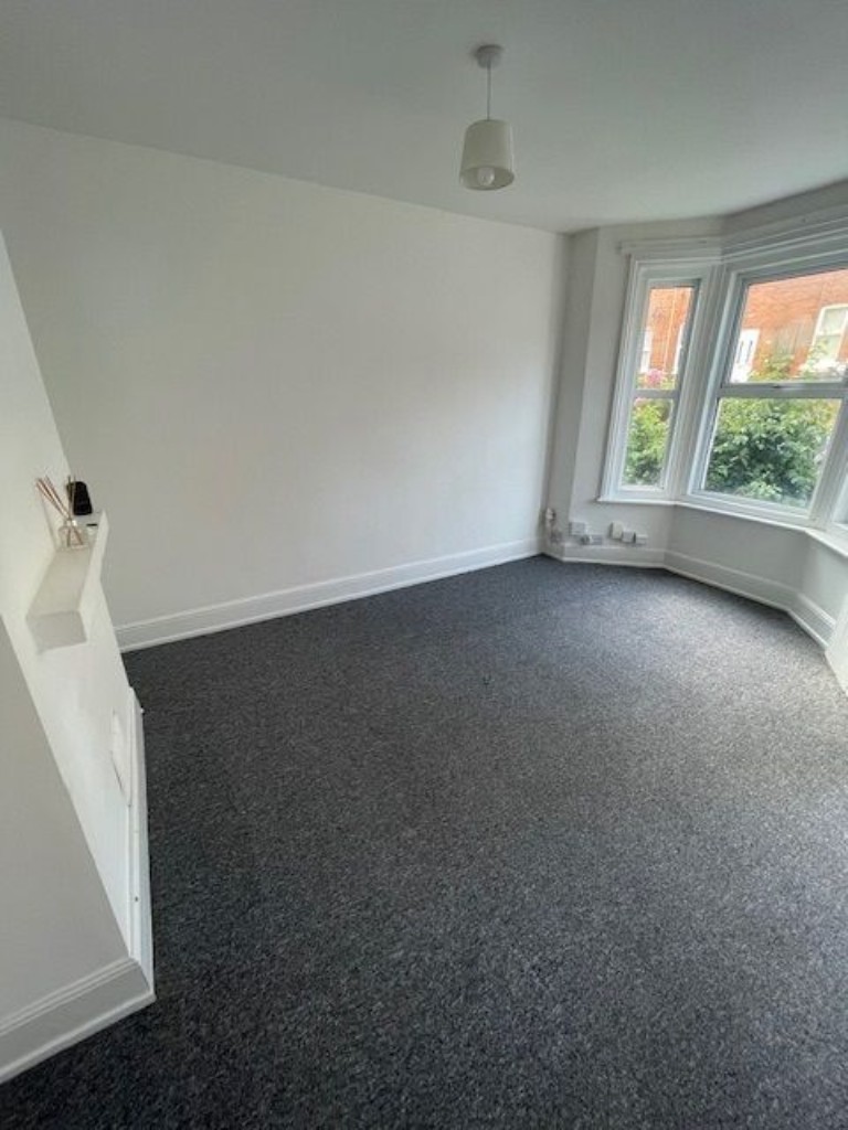 Lot: 110 - TERRACED HOUSE FOR INVESTMENT - Library photo provided by the seller of the living room